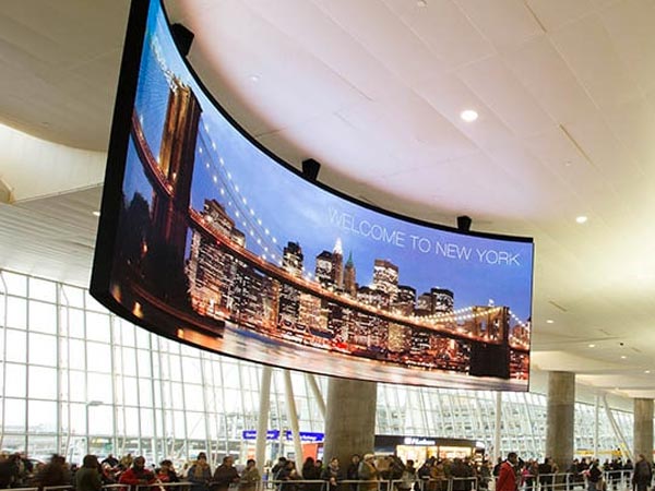 Pantallas led flexibles en aeropuertos y estaciones